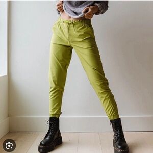 Albion fit jetsetters in Snap pea size XS